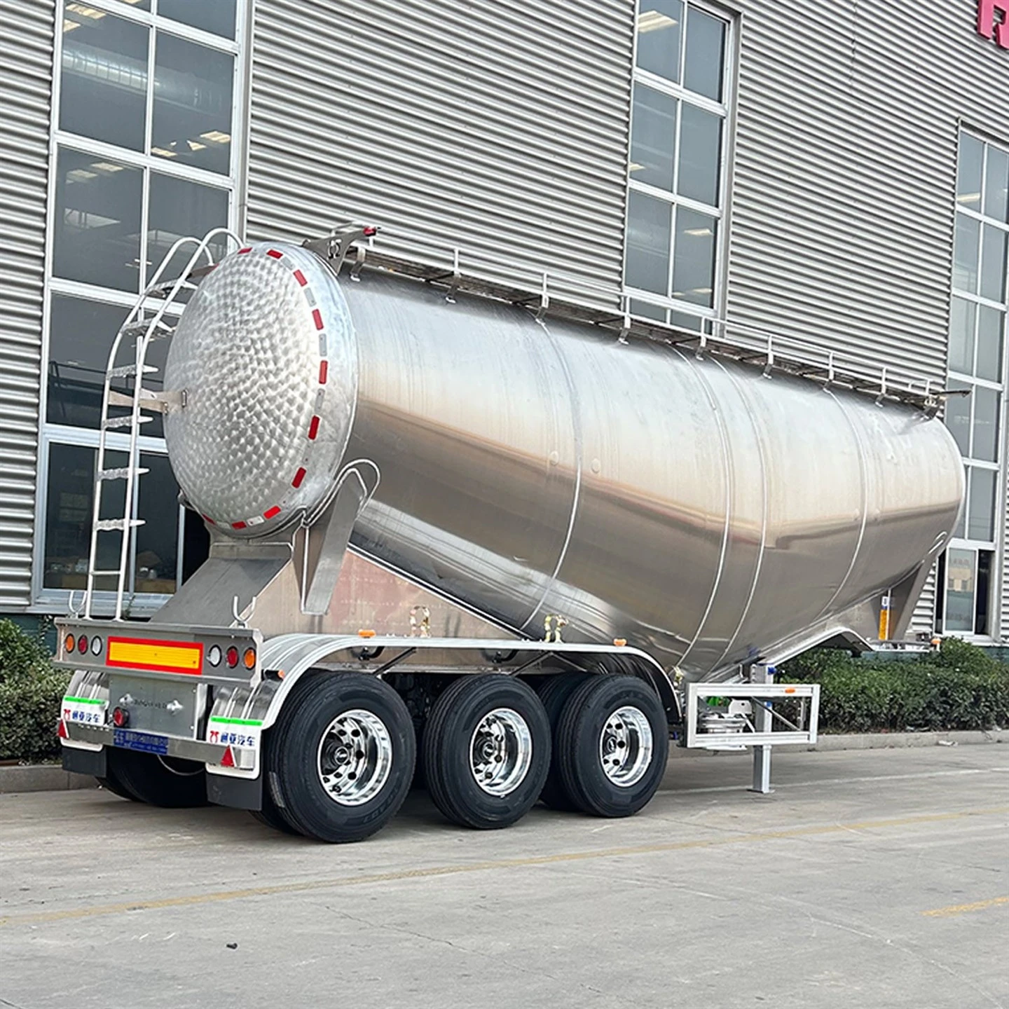 Prikolica za cisterno za prevoz cementa iz aluminija
